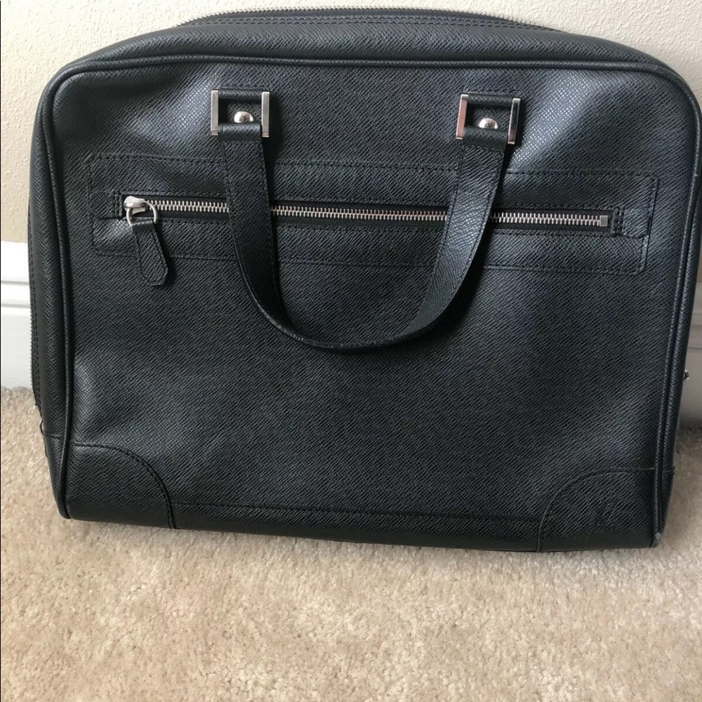 Slightly used Louis Vuitton 15” messenger bag - Picture 3 of 4
